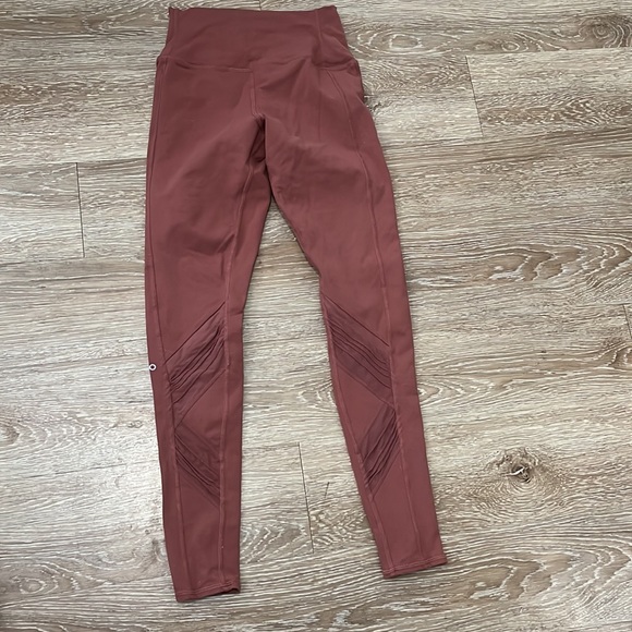 Alo Yoga Ultimate High Waist Leggings in Earth - Picture 6 of 7